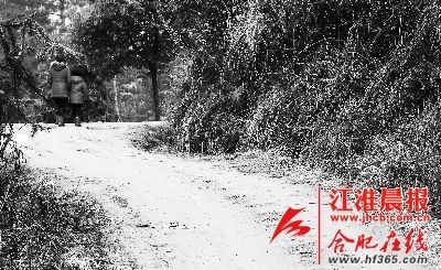 2月21日，媽媽帶著小雪離開了村子。 晨報記者 高博 攝