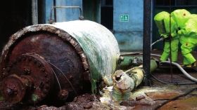 5月19日，中鹽湖南株洲化工集團有限公司廠區，消防戰士穿著重型防化服對泄漏點及周圍進行處置。圖/讀者高先生