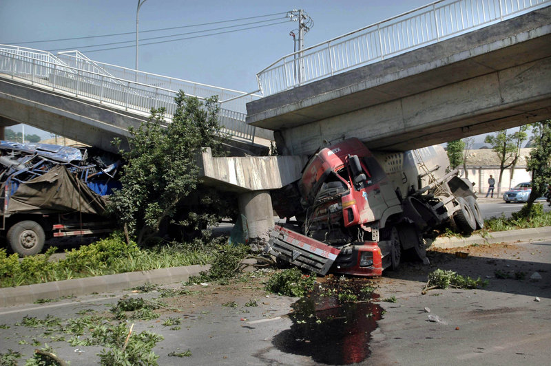 貴陽(yáng)大罐車攔腰撞垮人行天橋 貴陽(yáng)大罐車攔腰撞垮人行天橋