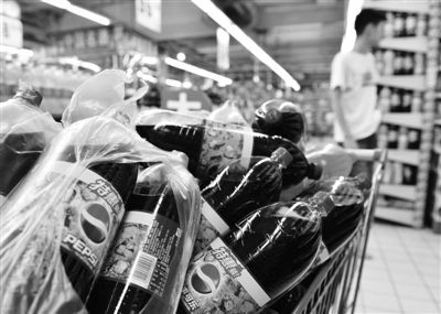 昨日,浙江省杭州市,在一家超市里拍攝到的百事可樂。近日,百事可樂再次遭遇“致癌風波”。圖/CFP 昨日,浙江省杭州市,在一家超市里拍攝到的百事可樂。近日,百事可樂再次遭遇“致癌風波”。圖/CFP