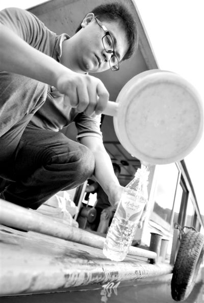 昨日，合面獅段水域，工作人員在取水檢測(cè)。據(jù)新華社