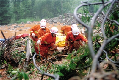 昨日,消防隊員在四川省都江堰市中興鎮三溪村滑坡現場運送遇難者遺體。新華社記者 薛玉斌 攝 昨日,消防隊員在四川省都江堰市中興鎮三溪村滑坡現場運送遇難者遺體。新華社記者 薛玉斌 攝