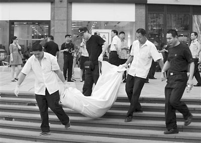 昨日,朝陽區青年路大悅城東側,一男子持刀行兇致兩人死亡。經初步審查,嫌疑人自稱孝某(男,27歲,山東省沂水縣人),有精神病。目前,北京警方正聯系兩名受害人的親友。新華社發