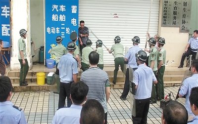 昨日，警方趕到現(xiàn)場制服嫌疑人何某。