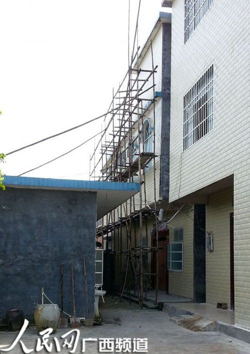 何某某的家門緊鎖，23日晚家人連夜搬家，現(xiàn)在去向不明