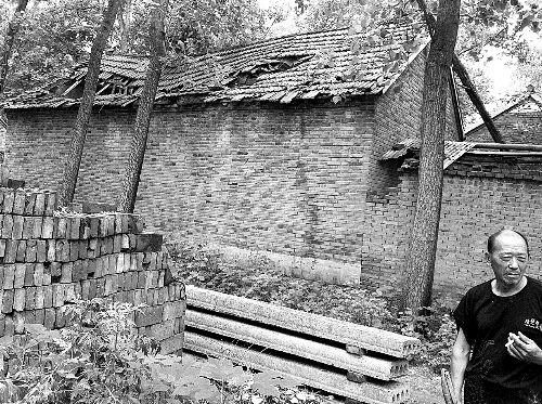 嫌疑人父母時常外出反映問題,家里的房子已破爛不堪。 嫌疑人父母時常外出反映問題,家里的房子已破爛不堪。