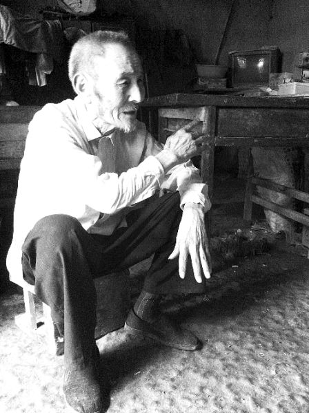 嫌疑人爺爺說起此案仍不住地嘆息 嫌疑人爺爺說起此案仍不住地嘆息