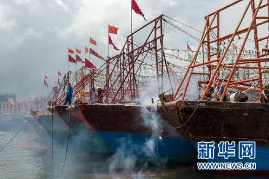 2013年8月1日 南海開漁日 臨高迎新港 8月1日,海南省臨高縣漁民在船上鳴放鞭炮慶祝武蓮港開港。 2013年8月1日 南海開漁日 臨高迎新港 8月1日,海南省臨高縣漁民在船上鳴放鞭炮慶祝武蓮港開港。