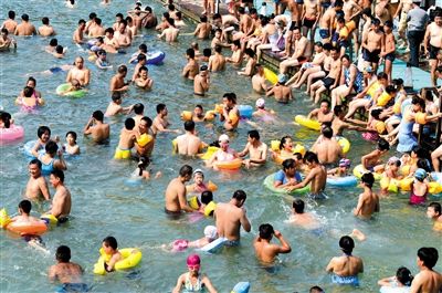 昨日，濟南市最高氣溫超過37℃，位于市區黑虎泉畔的泉水浴場免費開放。