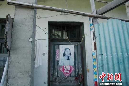 圖為嫌犯租住的民房，當(dāng)天受害人即攀在門(mén)上的窗口對(duì)外呼救。 吳佳蔚 攝