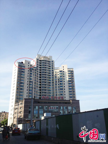 2013年8月14日，江蘇蘇州蘇州市三香大廈高樓18層樓頂東側陽臺上的“蘇州園林”式別墅，兩座涼亭和兩道回廊，飛檐翹角，一派蘇州園林的氣勢。中國網圖片庫李俊鋒攝影