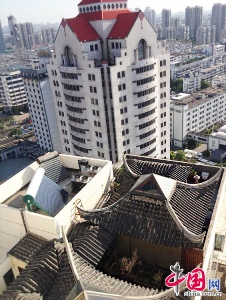 2013年8月14日，江蘇蘇州蘇州市三香大廈高樓18層樓頂東側陽臺上的“蘇州園林”式別墅，兩座涼亭和兩道回廊，飛檐翹角，一派蘇州園林的氣勢。中國網圖片庫李俊鋒攝影