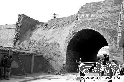 昨日上午9時左右，工人在倒塌處重新裝上護欄。實習記者 楊虎元 攝