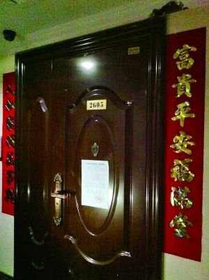 拆除公告昨天仍貼在2605號大門上。