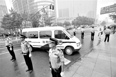 　　昨日早上,押解李某某的車隊開進法院。當日,李某某等5人涉嫌強奸案在海淀法院不公開審理。本版攝影/新京報記者 王貴彬