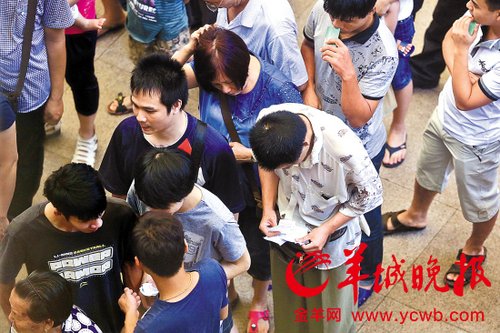 挎腰包的“黃牛”分發一輪“任務”后，自己也開始整理“炒號”簽條