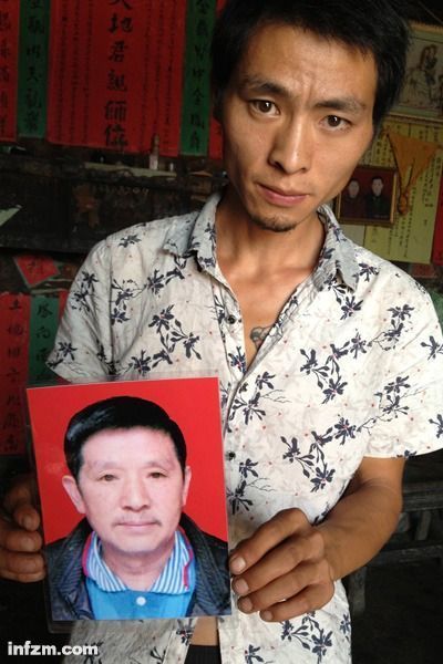 程興貴的兒子程正鵬拿著父親的遺照。程興貴自殺后，政府補償程家6000多塊錢，并終于認定了程興貴的代課教齡。 (南方周末記者雷磊/圖)