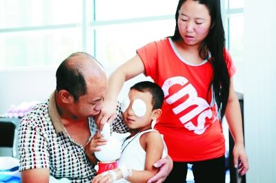 斌斌手術后第一天恢復良好,斌斌父母在用玩具逗他開心供圖/嚴益 斌斌手術后第一天恢復良好,斌斌父母在用玩具逗他開心供圖/嚴益