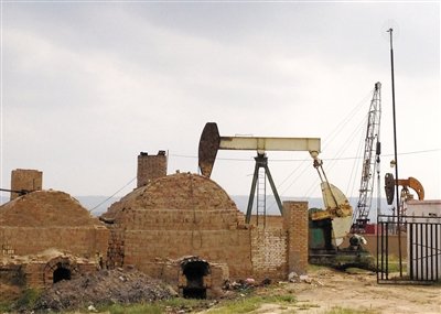 正在作業的揭蓋井，位于定邊縣紅柳溝鎮紅柳溝村。