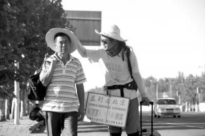 徒步旅途的第77天,雷闖與父親一起前行。雷闖供圖 徒步旅途的第77天,雷闖與父親一起前行。雷闖供圖
