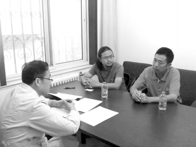 9月13日下午,雷闖(中)與父親在國家衛計委遞交建議信,與衛計委工作人員交流。 雷闖供圖 9月13日下午,雷闖(中)與父親在國家衛計委遞交建議信,與衛計委工作人員交流。 雷闖供圖