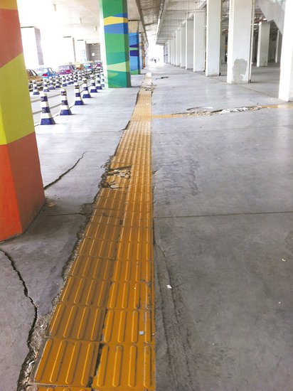 在溫嶺火車站架空層，由于沉降產生的裂縫到處可見。