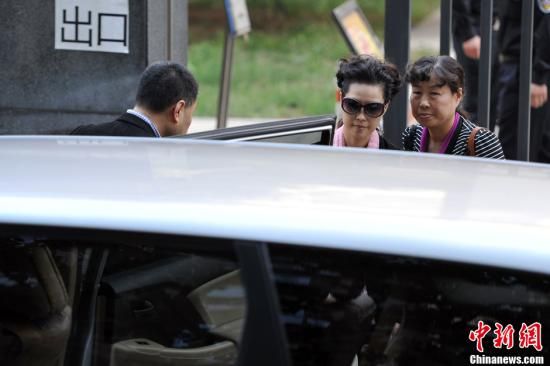 圖為宣判結束后夢鴿面無表情走出海淀法院，乘車離開。