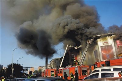 11日，蘋果園喜隆多商場，火災現場濃煙滾滾。新華社發