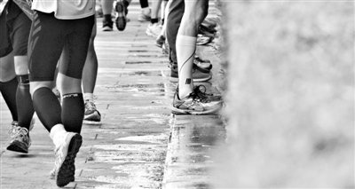 昨日，2013年北京馬拉松，因流動廁所和公廁有限，很多選手都“就地解決”，地面上“水”流成河。