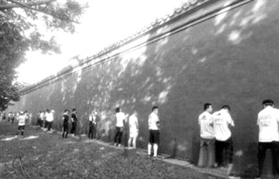 網友上傳的“北馬”選手集體“尿紅墻”圖片。