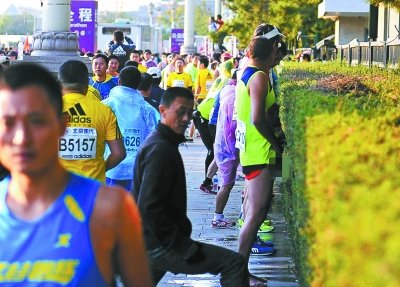 北京馬拉松“尿紅墻” 集體噓噓是傳統(tǒng)? 北京馬拉松“尿紅墻” 集體噓噓是傳統(tǒng)?