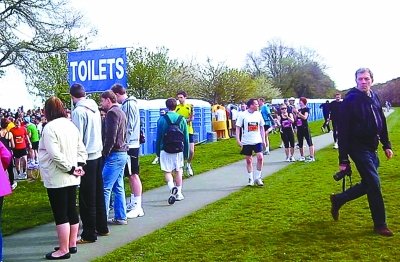 北京馬拉松“尿紅墻” 集體噓噓是傳統(tǒng)? 北京馬拉松“尿紅墻” 集體噓噓是傳統(tǒng)?