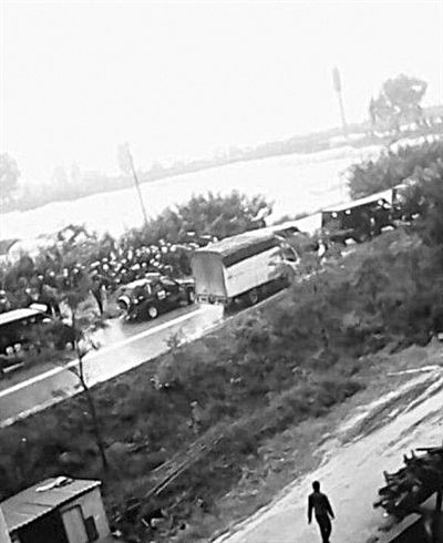 22日，云南晉寧數(shù)百村民與警方對峙。網(wǎng)絡(luò)截圖