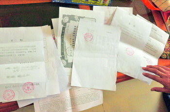 60歲的市民仇先生為了辦理公證所需的這些證明材料,半個月時間里跑了30多趟腿。記者 李萌博 攝 60歲的市民仇先生為了辦理公證所需的這些證明材料,半個月時間里跑了30多趟腿。記者 李萌博 攝