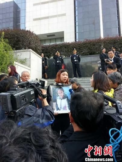 法院外，死者祁某的家人正在接受媒體采訪。 田雯 攝