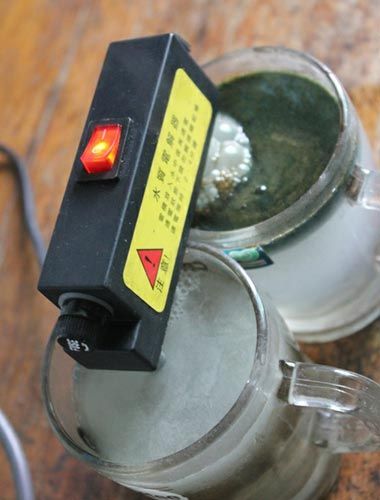 試驗(yàn)后的水對(duì)比，工程供水變成了墨綠色