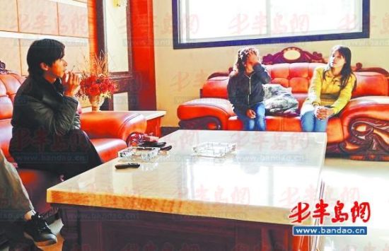 鄱陽湖鄉村大酒店內，兩個本地男子帶著兩個外籍女子給記者