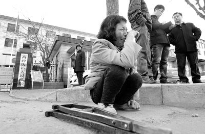 從法院出來以后，家屬和律師正在商量案情，夏鳳各在旁想著想著忍不住哭起來