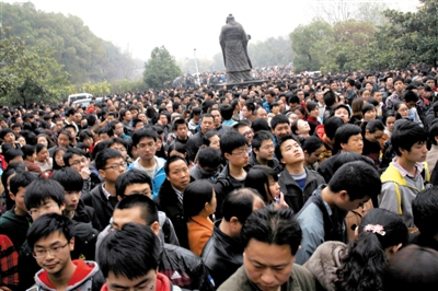 去年3月16日，武漢華中科技大學，“北約”、“華約”、“卓越”聯盟自主招生選拔考試湖北考點，考生等待進場。 圖/CFP