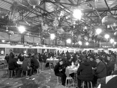 村主任孫女滿月宴席上，坐滿了前來道賀的村民。京華時報記者陶冉攝