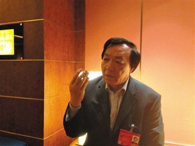 　昨日，在接受采訪時，何香久強(qiáng)調(diào)，大多公務(wù)員是勤勉工作的。