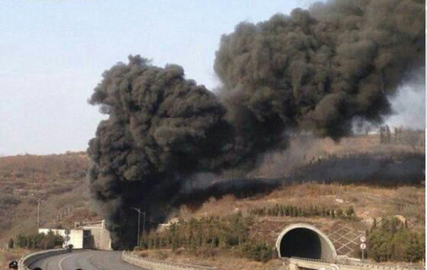 3月1日14時50分，山西，晉濟高速巖后隧道內一輛拉煤車和一輛載有液態甲醇的車輛相撞爆炸。