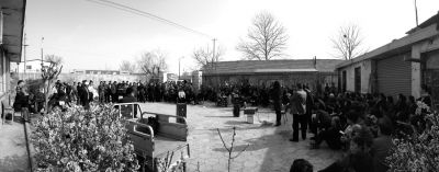 昨天下午，杜家疃村委會原文書李榮茂，向村民介紹當天上午與街道辦溝通的情況。京華時報記者 懷若谷 攝