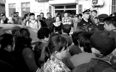 警方趕到現(xiàn)場，處理車胎被扎事件。