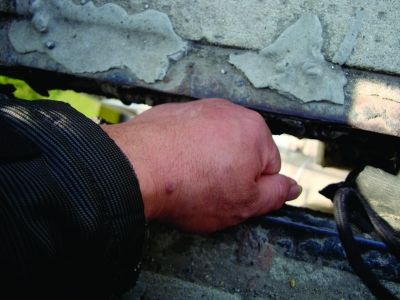 圖為大橋17號墩處橋面裂縫。梅建明 攝 圖為大橋17號墩處橋面裂縫。梅建明 攝