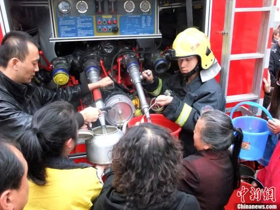 　4月11日，蘭州市自來水苯含量嚴(yán)重超標(biāo)，蘭州啟動(dòng)公共突發(fā)事件應(yīng)急機(jī)制，緊急調(diào)配安全水源在居民區(qū)投放，圖為消防隊(duì)給西固蘭玻西社區(qū)居民送來水，市民排隊(duì)取水。裴強(qiáng) 攝 圖片來源：東方IC 版權(quán)作品 請(qǐng)勿轉(zhuǎn)載