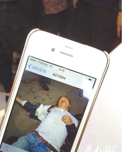 4月19日上午,目擊者拍到的黃祥拔被打現(xiàn)場圖片。網(wǎng)絡(luò)截圖 4月19日上午,目擊者拍到的黃祥拔被打現(xiàn)場圖片。網(wǎng)絡(luò)截圖