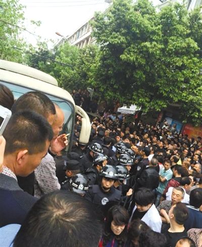 4月19日,蒼南縣靈溪鎮(zhèn)城管打人事件現(xiàn)場。網(wǎng)絡(luò)截圖 4月19日,蒼南縣靈溪鎮(zhèn)城管打人事件現(xiàn)場。網(wǎng)絡(luò)截圖