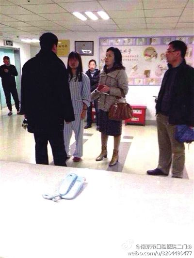 事發(fā)現(xiàn)場,打人者袁亞平(右二) (資料圖) 事發(fā)現(xiàn)場,打人者袁亞平(右二) (資料圖)