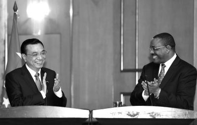 ▲國(guó)務(wù)院總理李克強(qiáng)在亞的斯亞貝巴與埃塞俄比亞總理海爾馬里亞姆會(huì)談后，共同會(huì)見(jiàn)記者。 新華社發(fā)